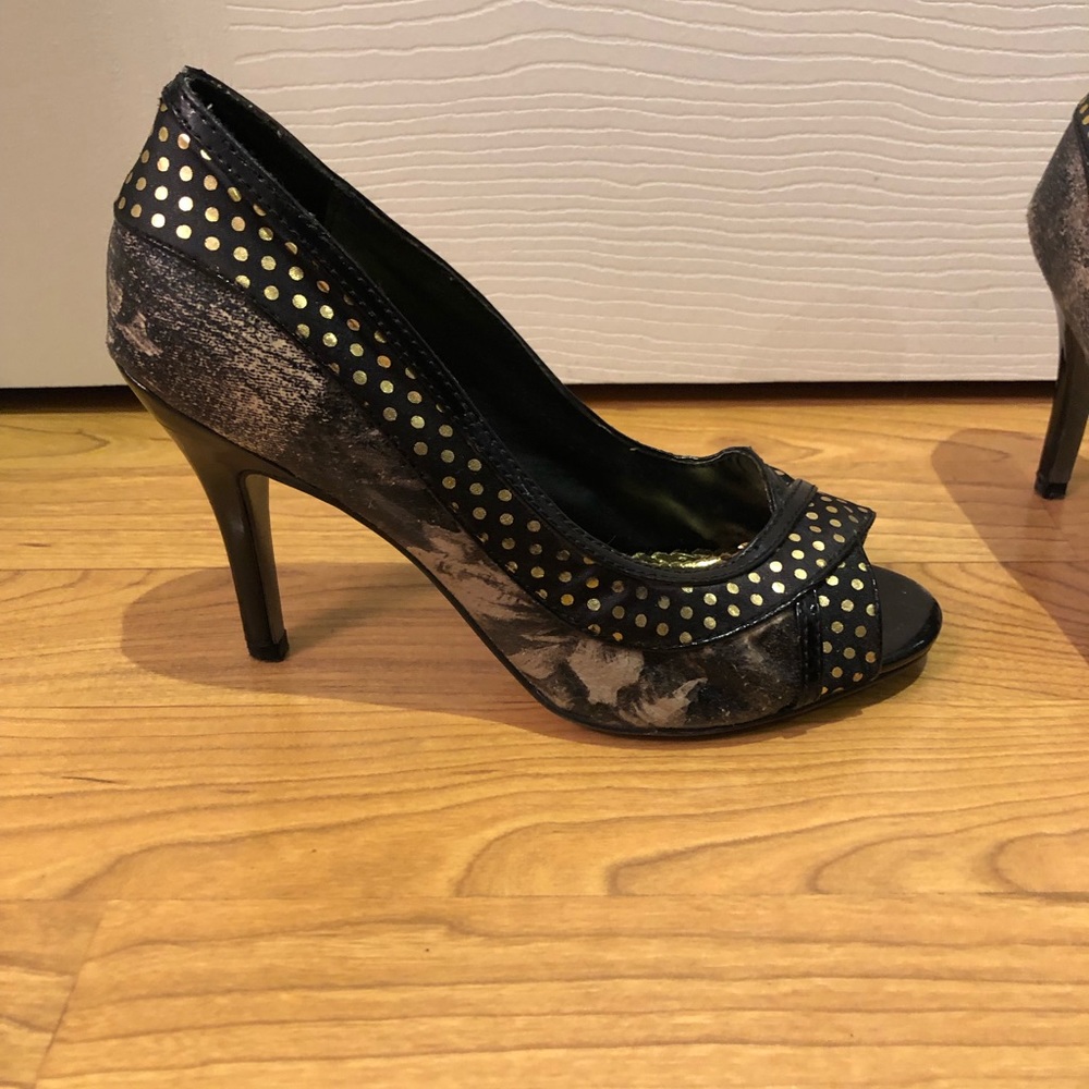 High heels with texture